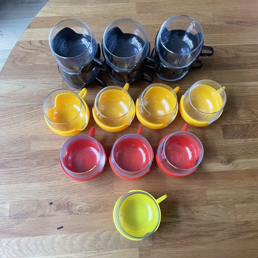 Vintage theeglazen met kunststof houder